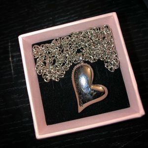 Rose box with necklace says “I love you” 1000 times